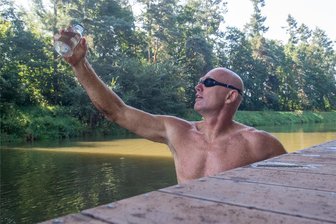 Im Kampf gegen den Plastikmüll: Professor durchschwimmt die Elbe in Sachsen - Andreas Fath und sein Team entnehmen entlang der Strecke auch immer wieder Wasserproben aus der Elbe.