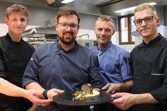 Im Kampf um den "Goldenen Kochlöffel" entsteht aus regionalen Zutaten Essen auf Sterne-Niveau - Sebastian Scherk (2. v. l.), Chef des Zwickauer Brauhauses, und seine Crew: Sascha Leistner, Kevin Schlesier und Sebastian Hecker (v. l.) mit ihrem Wettbewerbsgericht. 