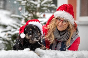 Im Kandelhof wird am zweiten Advent Tierweihnacht gefeiert - Sie freuen sich auf die Tierweihnacht am Sonntag im Tierheim Kandelhof: Kerstin Gotte und Berta, eine zehnjährige rumänische Hündin.