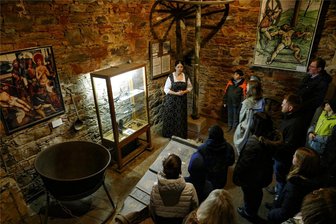Im Kerker von Schloss Augustusburg geht‘s wieder rund - Gleich zu Beginn des Kerkerrundgangs bestaunten die Besucher einen großen Topf, in dem Menschen früher bei lebendigem Leib gekocht wurden, und ein der Folter dienendes Rad.