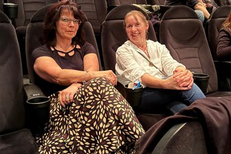 Im Kinopolis Freiberg wurde wieder Tacheles geredet: Dieses Mal zu den Baustellen des Bildungssystems - Ute Schnabel, Talkgast des Abends (l.), und Marion Erler, Chefmaskenbildnerin am Freiberger Theater, vor dem Film.
