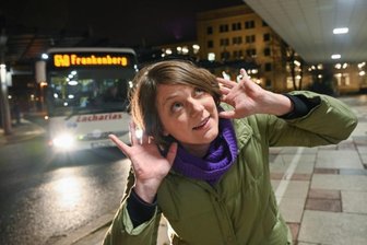 Im Klanggewebe der Stadt - Am Busbahnhof nahe der ehemaligen Aktienspinnerei, einem Schnittpunkt textiler Vergangenheit und heutiger Mobilität, ist die Klanginstallation "Textile Geschichten" von Katja Manz (im Bild) zu hören. 