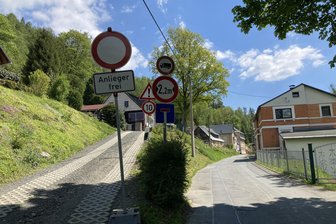 Im Klingenthaler Alm-Streit entscheidet ein Richter: Weg ausbauen oder neue Zufahrt schaffen? - Wird die Bergstraße schmaler, wenn die Straße Zur Alm einen Meter verbreitert wird? Das Lasuv sieht keinen Zusammenhang.