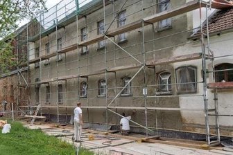 Im Kloster Frankenhausen haben Handwerker das Sagen - Am Witwenhaus, das sich direkt an die alte Klosterschule anschließt, wird momentan der Außenputz erneuert.