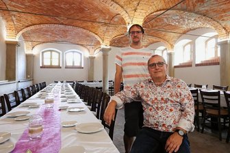 Im Kloster Frankenhausen wird eine Pilgerherberge gebaut - Thomas Wittig (stehend) und Stefan Rudert vom Heimatverein freuen sich über die Baufortschritte und darüber, dass im Erdgeschoss des früheren Witwenhauses wieder gefeiert werden kann.