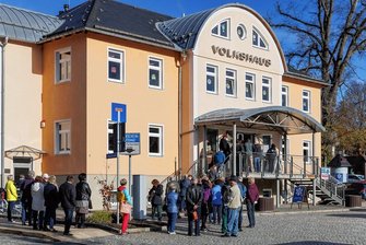 Im Krisenfall: Volkshaus soll Thums "Leuchtturm" werden - Das Volkshaus in Thum soll im Havarie- und Katastrophenfall zum zentralen Anlaufpunkt werden. Das Stadtrat hat jetzt zugestimmt, die dafür nötige Technik zu beschaffen.