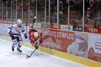 Im Kunsteisstadion im Sahnpark fehlt eine Flex-Bande: Ist die Lizenz der Eispiraten Crimmitschau für die DEL 2 in Gefahr? - Harte Zweikämpfe an der Bande gehören zum Eishockey dazu. In der Szene versucht Eispiraten-Routinier Dominic Walsh (rechts) an die Scheibe zu kommen. Eine Flex-Bande soll die Sicherheit erhöhen.