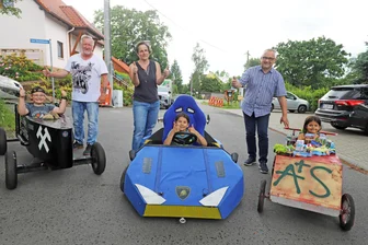 Im Lamborghini durch das Welterbe: Beim Straßenfest in Halsbach rattern die Seifenkisten - Dominik Pannach, Uwe Bauer, Melanie Pannach, Amira Lamkhizni, Udo Klemm und Soraya Lamkhizni (v. l.) freuen sich auf das Seifenkistenrennen von Halsbach am Pfingstmontag.