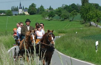 Im Landauer die ländlichen Nachbarn entdecken - 
              <p class="artikelinhalt">Hans Müller aus Weidensdorf kutschierte die Fahrgäste von Tettau nach Pfaffroda und zurück. </p>
            