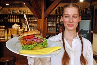Im Landgasthof Wetzelsgrün weht frischer Wind: Hier gibt es jetzt sogar Rouladen-Burger mit Kloßscheibe und Rotkrautblatt - Mitarbeiterin Dina Heckel serviert im Landgasthof „Waldeck“ spezielle Burger, die ab sofort auf der Youngster-Karte zu finden sind. Extra dafür ließ sich das Personal schulen.