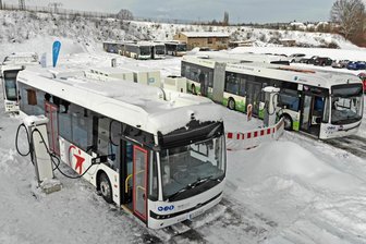 Im Landkreis Zwickau rollen die ersten Linienbusse jetzt elektrisch - Der neue Ladepark für die Elektrobusse in Werdau. Er wird von der Firma Juno Solar betrieben.