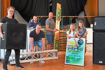 Im Lengenfelder Schützenhaus steigt am Freitag die erste Teeniedisko seit Jahren - Denis Weigel, André Speer, Christopher Weigel, Andy Behlau sowie Hanna und Sophie rüsten für die Party. 