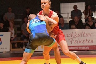 Im letzten Kampf das Duell verloren - James Schreiner (rechts im Heimkampf gegen Leipzig) ist ein zuverlässiger Punktelieferant beim AC Werdau. In der Regionalliga stand er diese Saison sechs Mal auf der Matte und feierte fünf Siege.