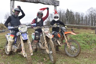 Im Lichtenberger lebendigen Adventskalender steckt eine PS-starke Überraschung - In Lichtenberg wurde zum Nikolaus-Enduro eingeladen: Marc Hänel, Pascal Sadecki und Oscar Biermann aus Zschopau (von links) waren dabei.