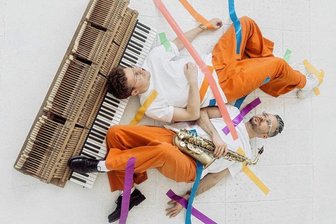 Im Liegen entspannt Musik hören: Erstes Sommer-Open-Air in Niedersteinbach - Das Duo Stiehler/Lucaciu ist am Freitag in Niedersteinbach beim ersten Sommer-Open-Air im Peniger Ortsteil zu erleben.