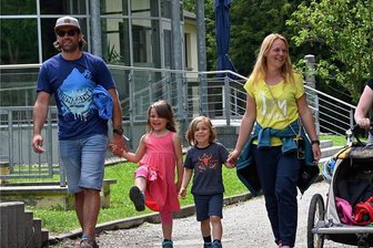 Im Limbach-Oberfrohnaer Stadtpark erwachen Leben und Kultur - Sandra und Florian Essig aus Stuttgart mit den Finja und Collin (links) sowie Stefanie und Sebastian Horn aus Limbach-Oberfrohna mit ihren Kindern Norah und Hanah (im Wagen) beim Bummel durch den Stadtpark. Die beiden Familien sind befreundet und genossen ihr Wiedersehen. 