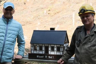 Im Lößnitzer Bergrevier am Kuttenberg entsteht das alte Zechenhaus neu - Jens-Uwe Merx (l.) und Jens Hahn stehen neben einem Modell des früheren und künftigen Zechenhauses, das am Besucherbergwerk Reichenbach-Fundgrube entstehen wird.