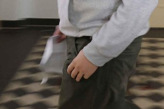 Im Macheten-Fall gibt es ein erstes Urteil: Einverständnis des Opfers schützt vor Strafe nicht - Zum ersten Prozesstag war das Opfer als Zeuge geladen, verweigerte aber die Aussage. An der linken Hand trägt Alexander W. jetzt eine Prothese.