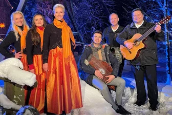 Im MDR und in der Moosheide: Schwarzwasserperlen sind beim Hutzenabend dabei - Die Schwarzwasserperlen mit Florian Stölzel an der Zither gastierten am Samstag in der Moosheide.