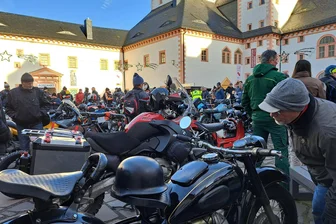 Im Motorradsattel oder per Shuttlebus: So geht es zum 52. Augustusburger Wintertreffen - Auf dem Schlosshof ist beim 52. Augustusburger Wintertreffen wieder mit großem Andrang zu rechnen.
