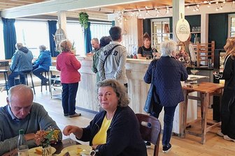 Im Mülsener Genusshof gibt es jetzt ein Café - "Die kleine Feierei" heißt das Café, das die Familie Wrobel jetzt in ihrem Genusshof an der Niedermülsener Hauptstraße eröffnet hat. 
