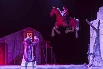Im Musikmärchen "Nachtigall Tausendtriller" in Zwickau und Plauen fliegt sogar ein Pferd über die Bühne -
