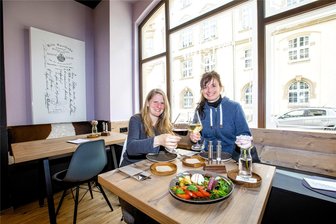 Im neuen Bistro der Vogtlandmilch in Plauen brummt das Geschäft: Jetzt erweitern die Betreiber die Öffnungszeiten - Jessika (links im Bild) und Sandra kommen in ihrer Mittagspause zu Besuch in die Kostbar.