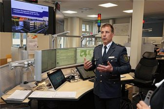 Im neuen Polizeicampus in Zwickau gehen jeden Tag bis zu 150 Notrufe ein - Im Führungs- und Lagezentrum erklärt Polizeioberrat Andreas Müller, wie auf eingehende Notrufe eingegangen wird.