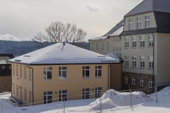 Im neuen Schulanbau köchelt Vorfreude - Unübersehbar schmiegt sich der neue Anbau hinten an das große Oberschulgebäude. Er ist größer als der alte und vor allem zeitgemäßer.