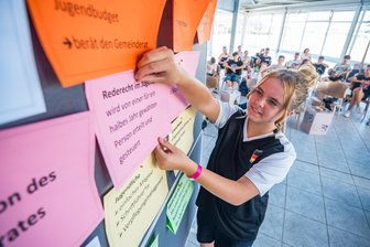 Im Neukirchener Gemeinderat haben jetzt auch Jugendliche das Sagen - Die 13-jährige Pauline Stöckel ist Teil des Jugendrates in Neukirchen. Sie und ihre Mitstreiter können nun auch im Gemeinderat mitreden.