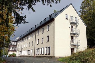 Im Notfall will der Bürgermeister einen Abriss: Was wird aus der ehemaligen Forstschule in Morgenröthe-Rautenkranz? - Für das Gebäude der ehemaligen Forstschule in Morgenröthe-Rautenkranz wird ein Käufer gesucht.