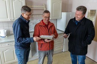 Im Obdachlosenheim hilft jetzt die Diakonie ins Leben zurück - Auerbachs Sozialamtsleiter Knut Kirsten (links) hat mit der Diakonie und dessen Chef Sven Pruß-Delitsch (rechts) einen neuen Betreiber gefunden. Heimleiter bleibt Kersten Wober - wie seit 25 Jahren.