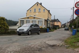 Im Oberdorf sind keine Instandsetzungen geplant - Die Neuschönburger Straße ist seit Jahren eine Huckelpiste. 