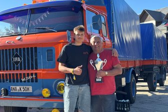 Im Oldtimer W 50 zum Nordkap: Erzgebirger erleben 7000-Kilometer-Abenteuerreise - Eckehard Küchler und Enkel Moritz kurz nach der Ankunft in Sehma. In den vergangenen fast fünf Wochen haben sie 7000 Kilometer mit dem W 50 zurückgelegt.