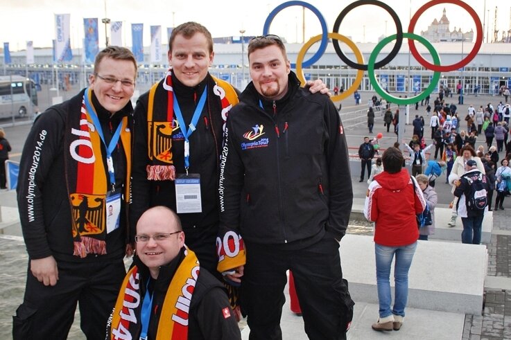 Im Olympiapark wie "Exoten" gefühlt - Marcel Walter, Daniel Sturm, Sandro Wagner und Benjamin Freund (v. l.) waren in Sotschi für andere Besucher ein begehrtes Fotomotiv. 