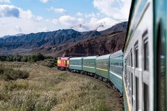 Im „Orient-Express“ durch Usbekistan, Kasachstan und Kirgistan - Der „Orient Silk Road Express“ durchquert Landschaften, die von gewaltigen Bergpanoramen flankiert werden.