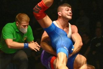 Im Ost-Duell brodelt's gewaltig - Aues Mate Krasznai (71 kg/k) hebt den Greizer Christian Fetzer aus und bezwingt ihn am Ende mit 8:0 nach Punkten. 