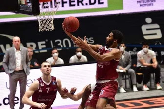 Im Ostderby: Niners feiern ersten Heimsieg in der BBL - Terrel Harris (mit Ball) glänzte am Mittwochabend in der Messe Chemnitz mit acht Assists (Vorlagen). Zudem steuerte er neun Zähler zum Derbysieg gegen den MBC bei.