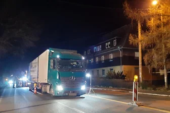 Im Osterzgebirge: 28 Menschen in Kühllaster eingepfercht - Staatsanwaltschaft klagt zwei mutmaßliche Schleuser an - Am Karsamstag war der Kühllaster Beamten der Bundespolizei im Osterzgebirge aufgefallen. Sie fanden darin mehr als zwei Dutzend Menschen, einige davon dehydriert.