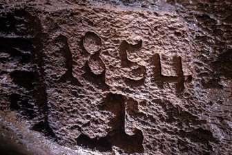 Im Pfaffenberg arbeiten wieder Bergleute - In der Entstehungszeit wurde diese Zahl in den Fels geschlagen.