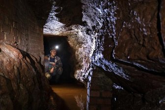 Im Pfaffenberg arbeiten wieder Bergleute - Frank Stein kontrolliert regelmäßig den Augustastollen.