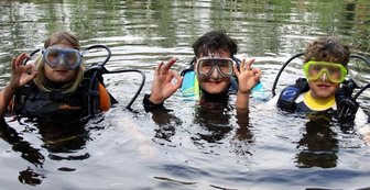 Tauchschüler im Wasser