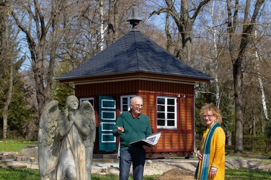 Im Plauener Arboretum wächst jetzt eine Chinesische Tempelkiefer - Katrin Herzog, Inhaberin der Rathaus-Apotheke Plauen, unterstützt die Arbeiten im Apothekergarten. Jetzt übergab sie an Bernhard Weisbach eine Spende. 