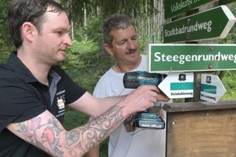 Im Radwegenetz gibt's gefährliche Lücken - Die Ortswegewarte Tobias Keller (links) und Mike Knobloch bringen im Auftrag der AG Steinkohlenweg derzeit weitere 50 Schilder am gleichnamigen Rad- und Wanderweg an. Die Ergänzung der Beschilderung ist eine Konsequenz aus der aktuellen Analyse durch das Verkehrszentrum.
