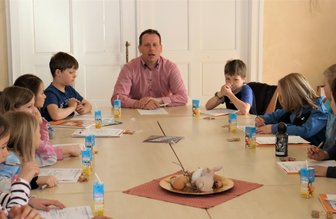 Im Rathaus geht es ums Eis - Der Leubsdorfer Bürgermeister Dirk Fröhlich (Mitte) hatte zum Schüler-Gemeinderat ins Rathaus eingeladen. 