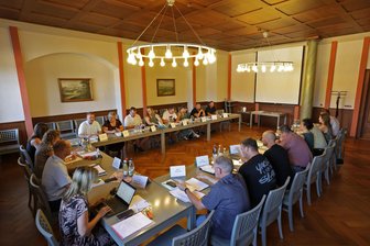 Im Rathaus in Waldenburg wird es eng: Mitarbeiter aus Museum und Tourismusamt ziehen vorübergehend in den Ratssaal - Die Sitzungen des Stadtrates finden in Waldenburg weiter im Ratssaal statt.
