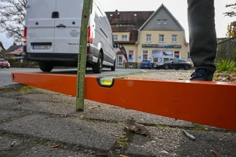 „Im Rathaus versteht man das Problem nicht“: Ein Chemnitzer über seinen Ärger mit einem Fußweg - Lkw haben laut Peter Hartmann auf dem Fußweg eine Rinne eingefahren, die zentimetertief ist.