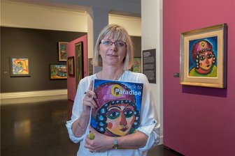 Im Rausch von Form und Farbe - Petra Lewey, Leiterin des Max-Pechstein-Museums, hat die Zwickauer Fassung der Wanderausstellung betreut.