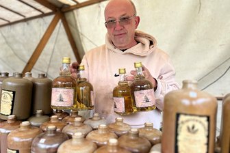 Im Regen zurück ins Mittelalter: Händler und Künstler bringen vergangenes Zeitalter auf Burg Rabenstein - Uwe Fahlbusch ist im Mittelalter-Fieber. Am Freitag baute er den Weinstand im Regen mit auf.