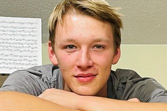 Im Reichenbacher Neuberinhaus spielen Musikschüler mit professionellem Orchester - Tubist Aaron Pienkny wird ein Werk von Alexander Tcherepnin spielen.